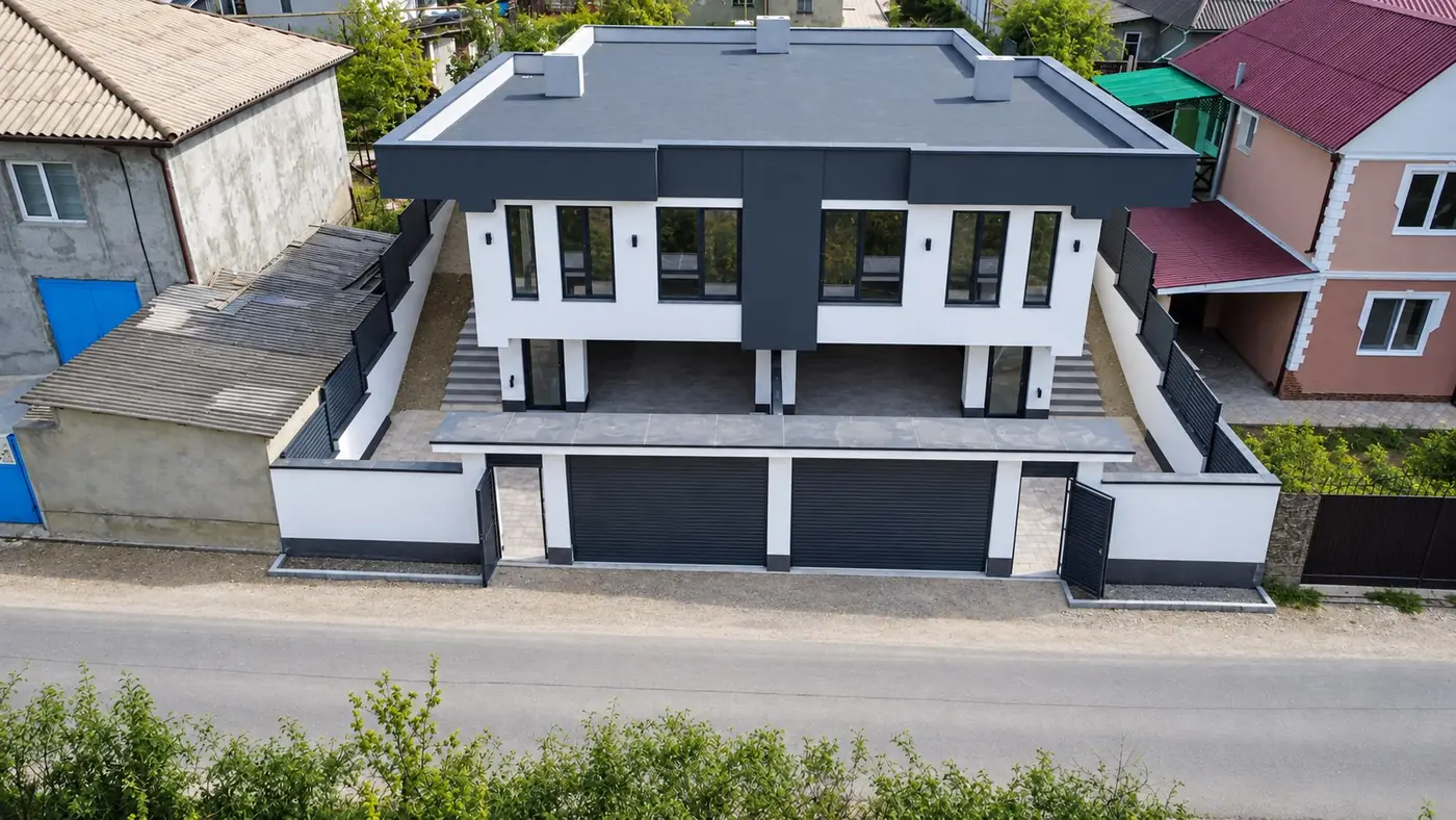Duplex la Ialoveni — Fațada dinspre stradă, văzută din dronă