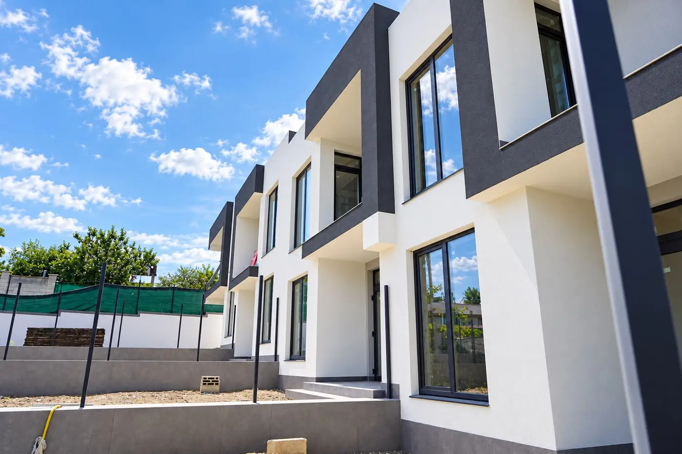 Townhouse pe Ion Creangă — Detaliu de fațadă: alb și antracit