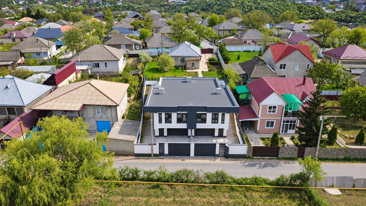 Duplexul de la Ialoveni, văzut din dronă peste cartier